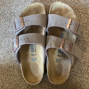 I believe these are either size 6 or 7 birkenstocks, brown barley used